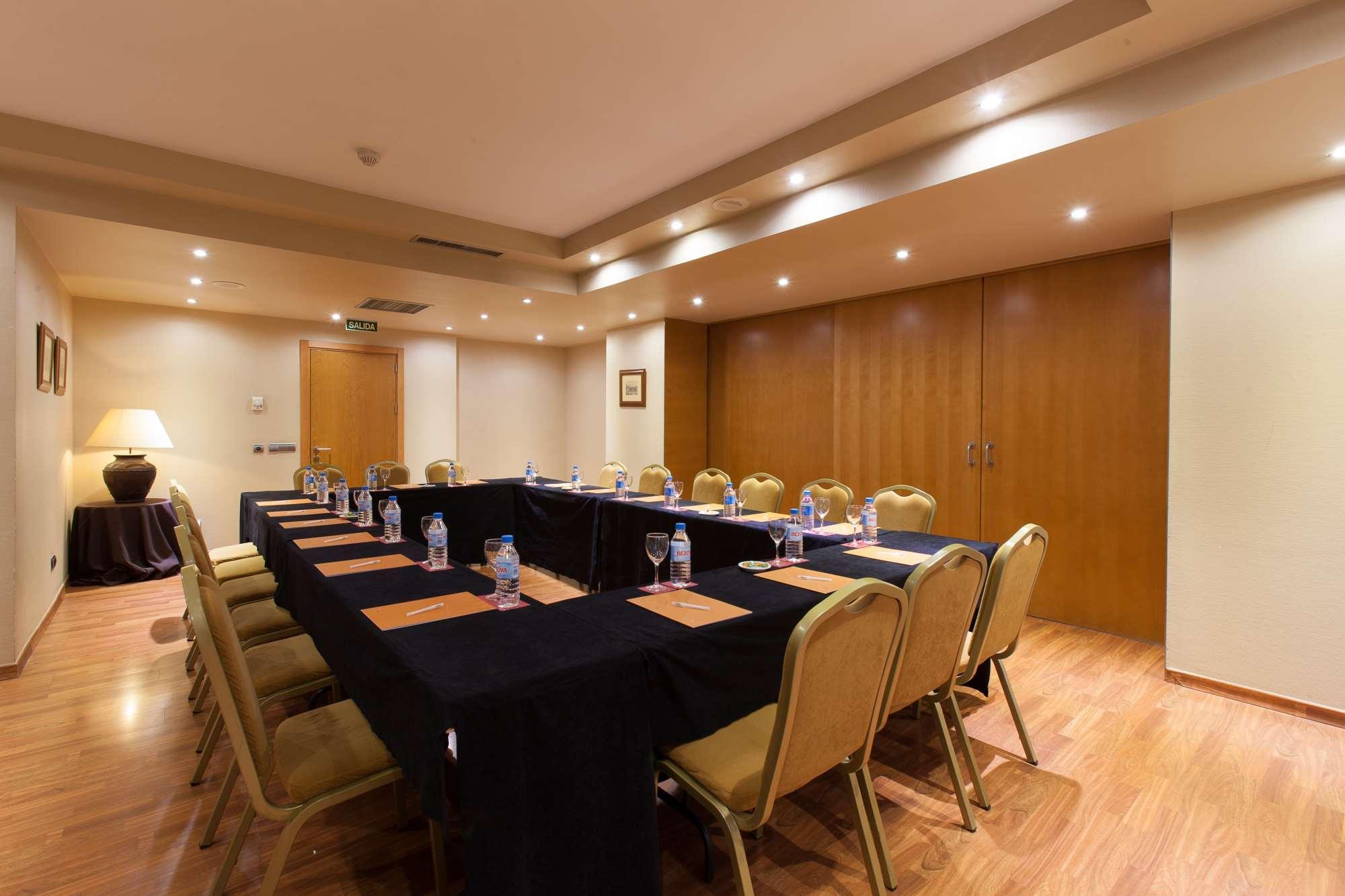 Silken Luis De Leon Hotel Екстериор снимка