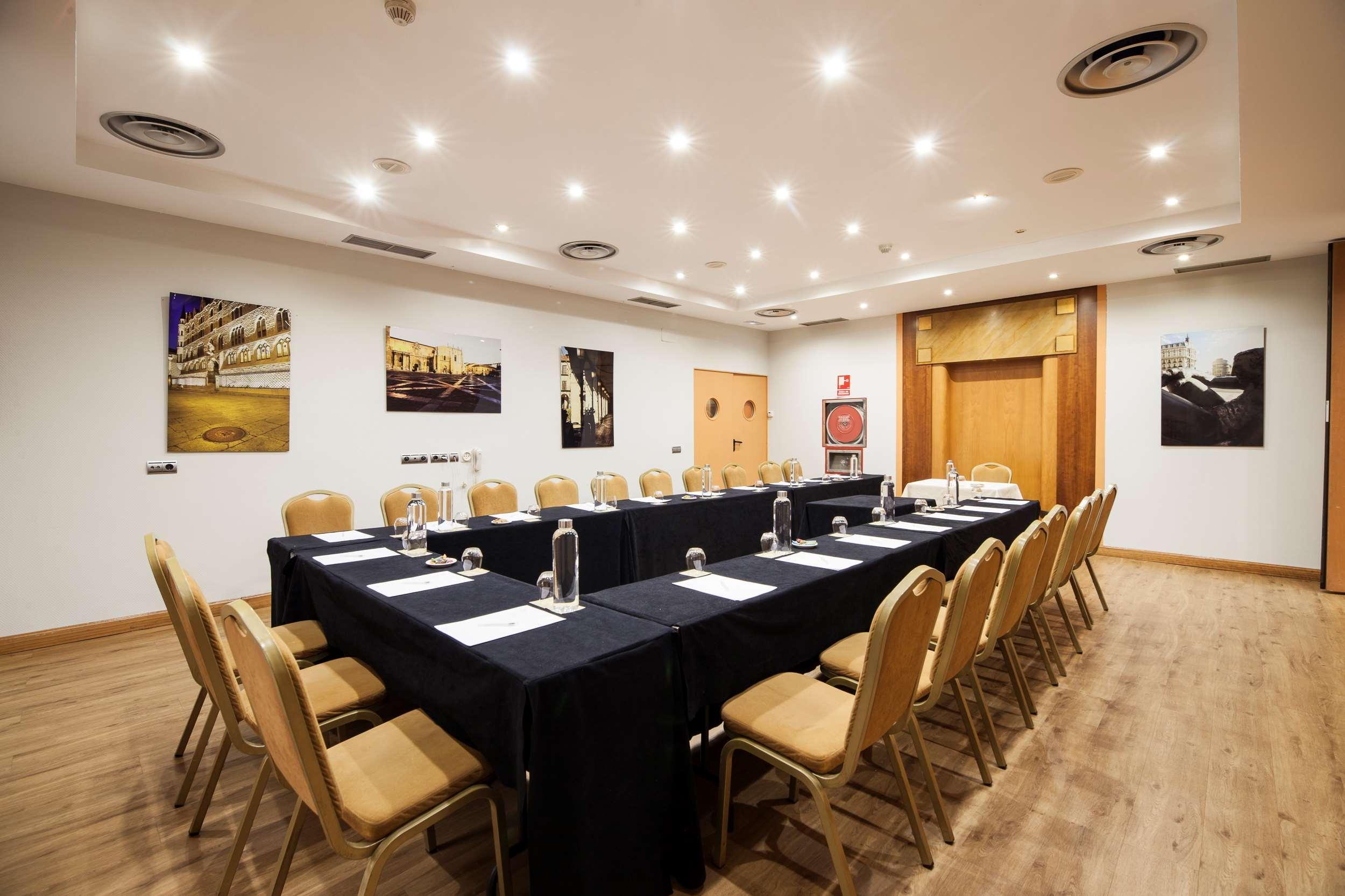 Silken Luis De Leon Hotel Екстериор снимка