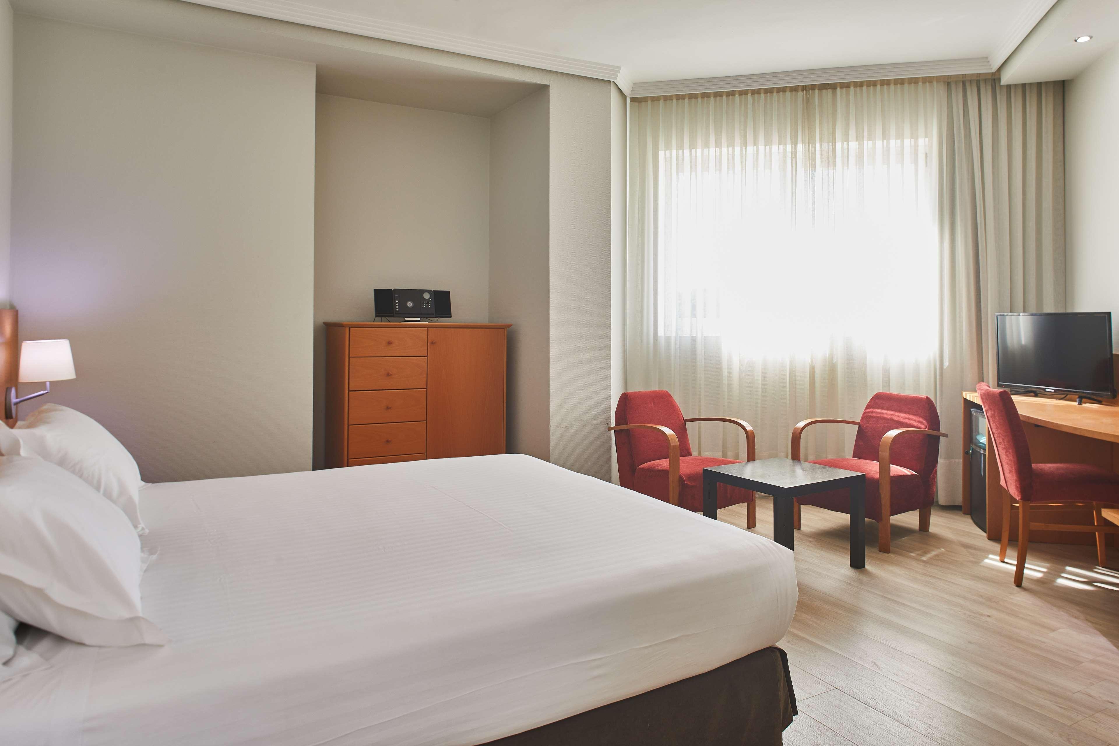 Silken Luis De Leon Hotel Екстериор снимка