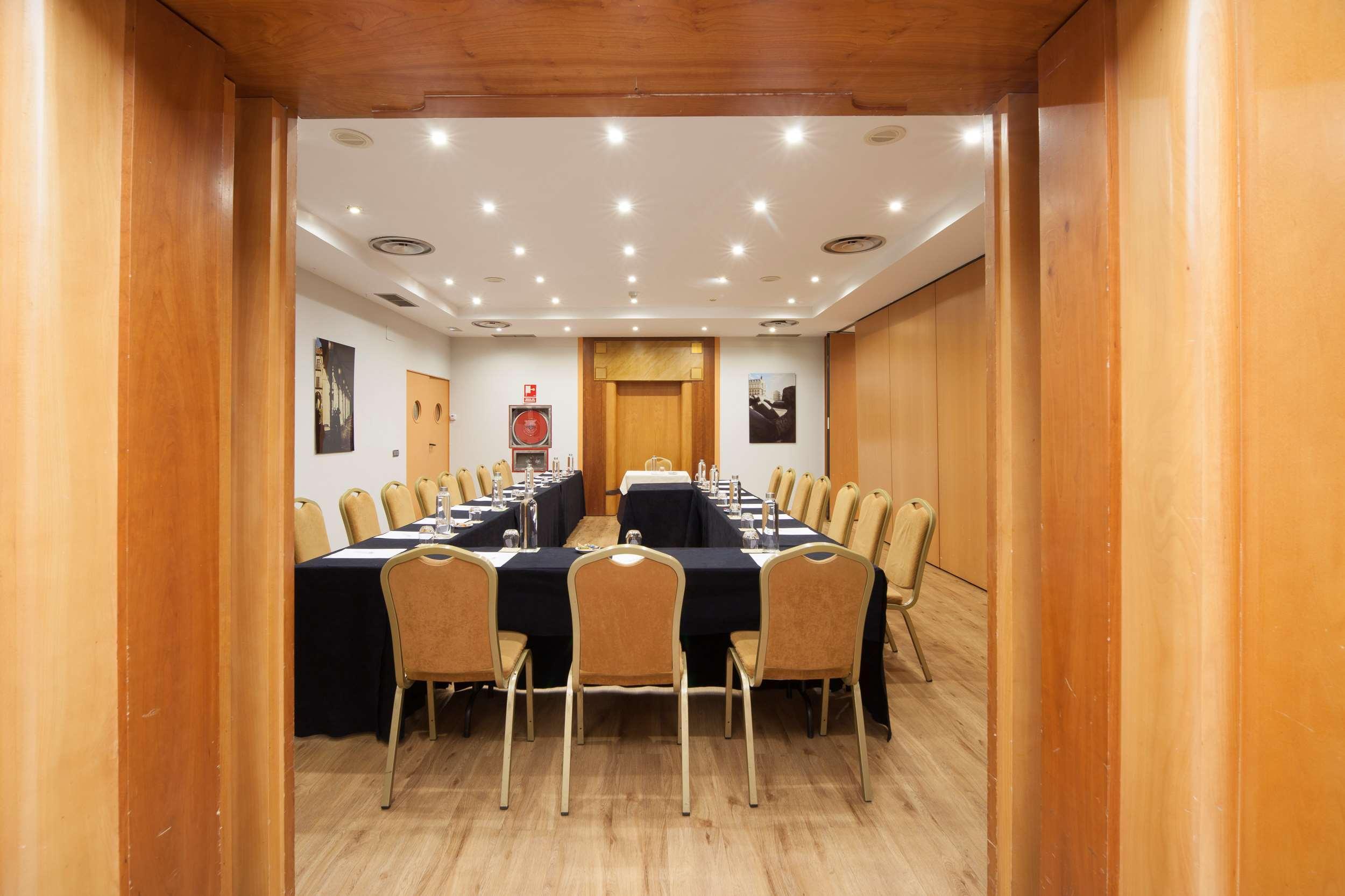 Silken Luis De Leon Hotel Екстериор снимка