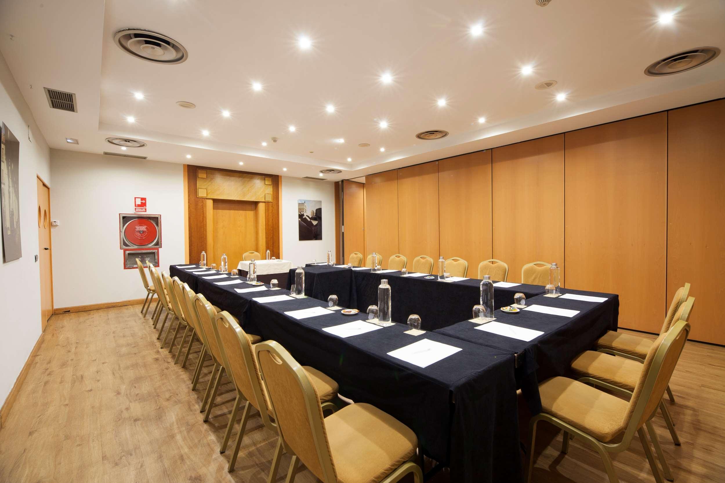Silken Luis De Leon Hotel Екстериор снимка