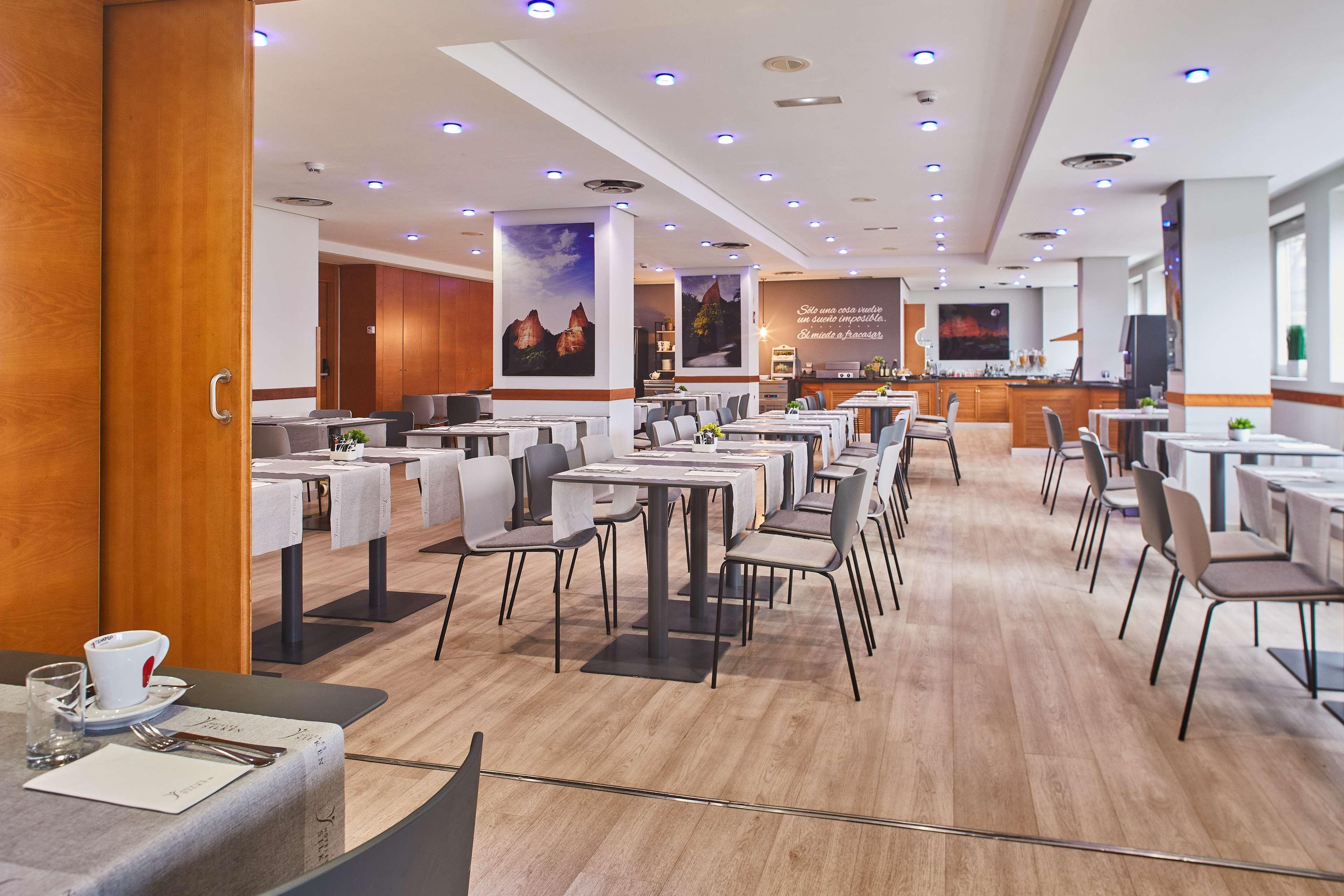 Silken Luis De Leon Hotel Екстериор снимка