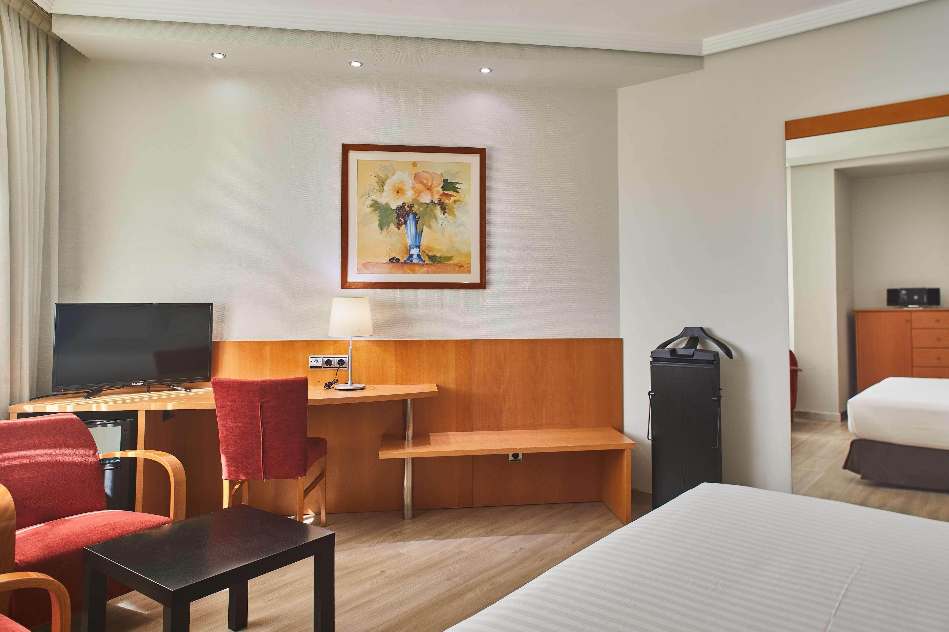 Silken Luis De Leon Hotel Екстериор снимка